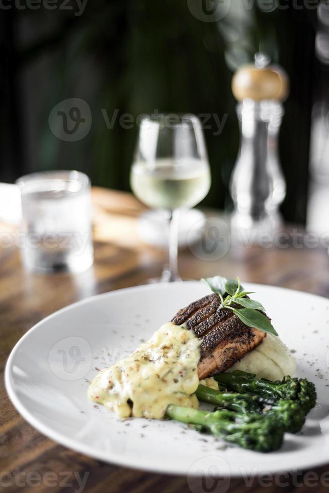 filetto di salmone alla griglia con purè di patate e salsa di crema di senape di Digione foto