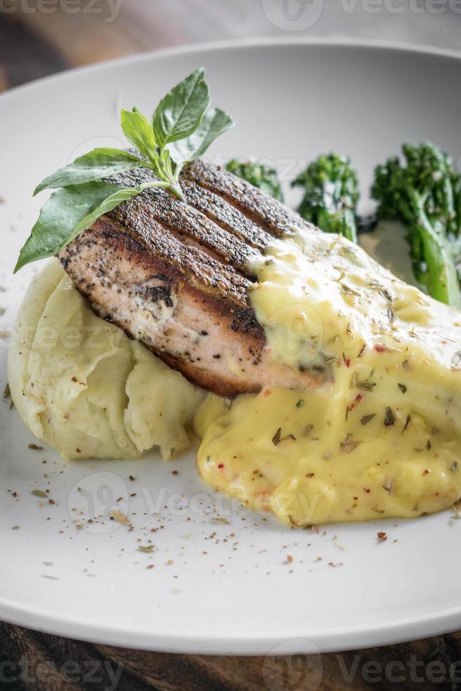 filetto di salmone alla griglia con purè di patate e salsa di crema di senape di Digione foto