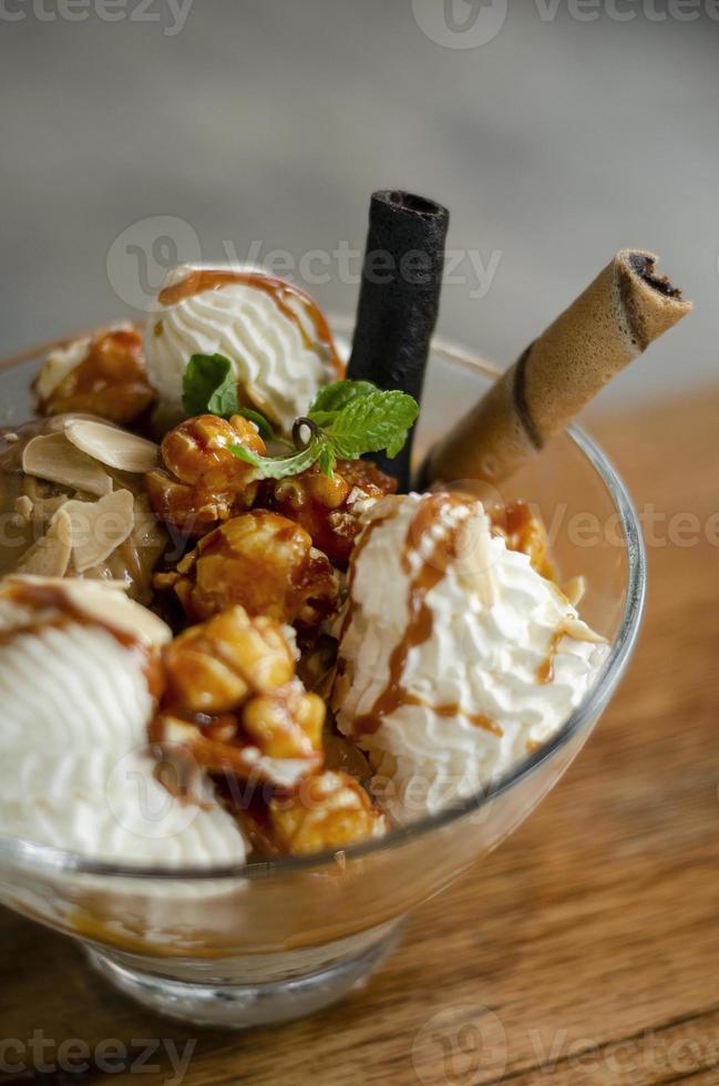 gelato al caramello e mandorle con gelato di popcorn caramellato in una ciotola di vetro foto