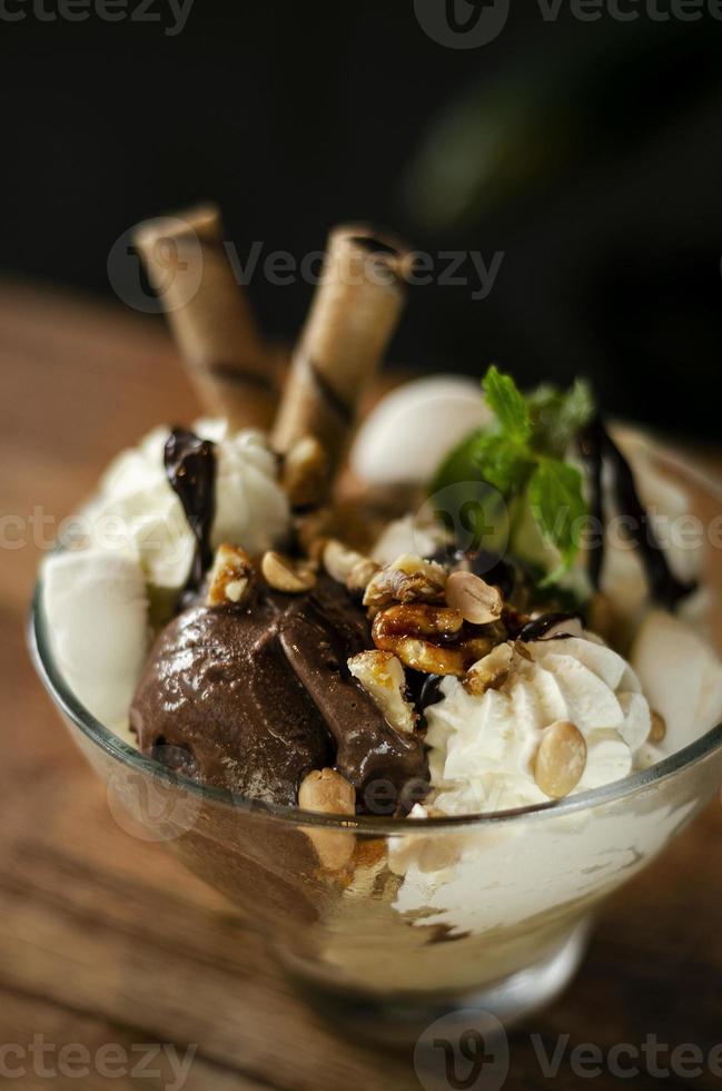 cioccolato biologico e menta gelato alla vaniglia dessert sundae in ciotola foto