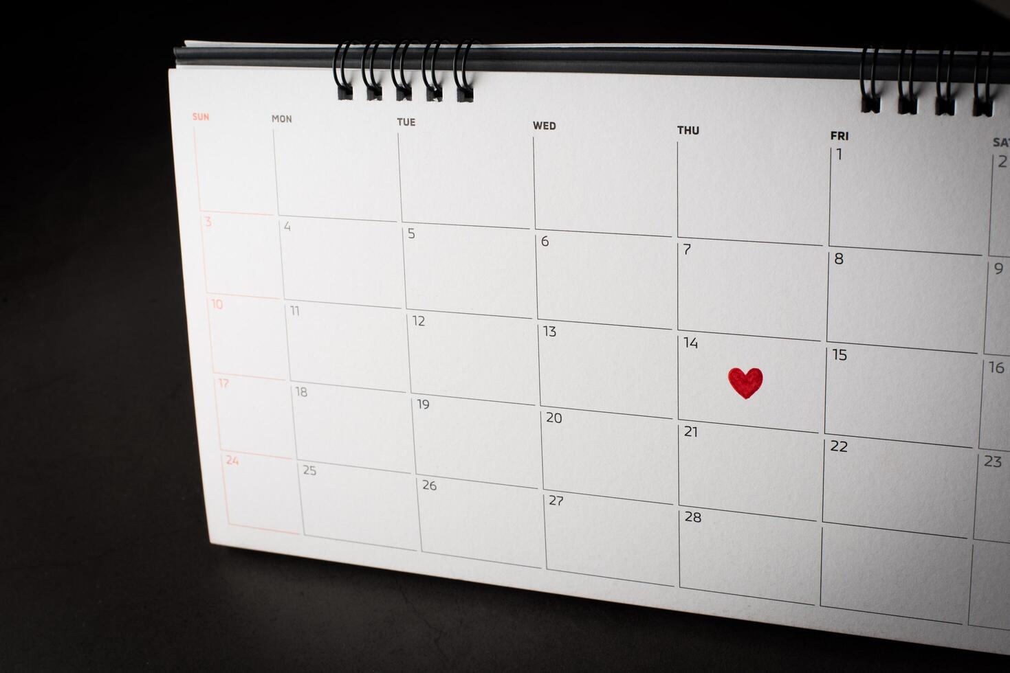 cuore rosso nel 14 febbraio sul calendario, concetto di san valentino. foto