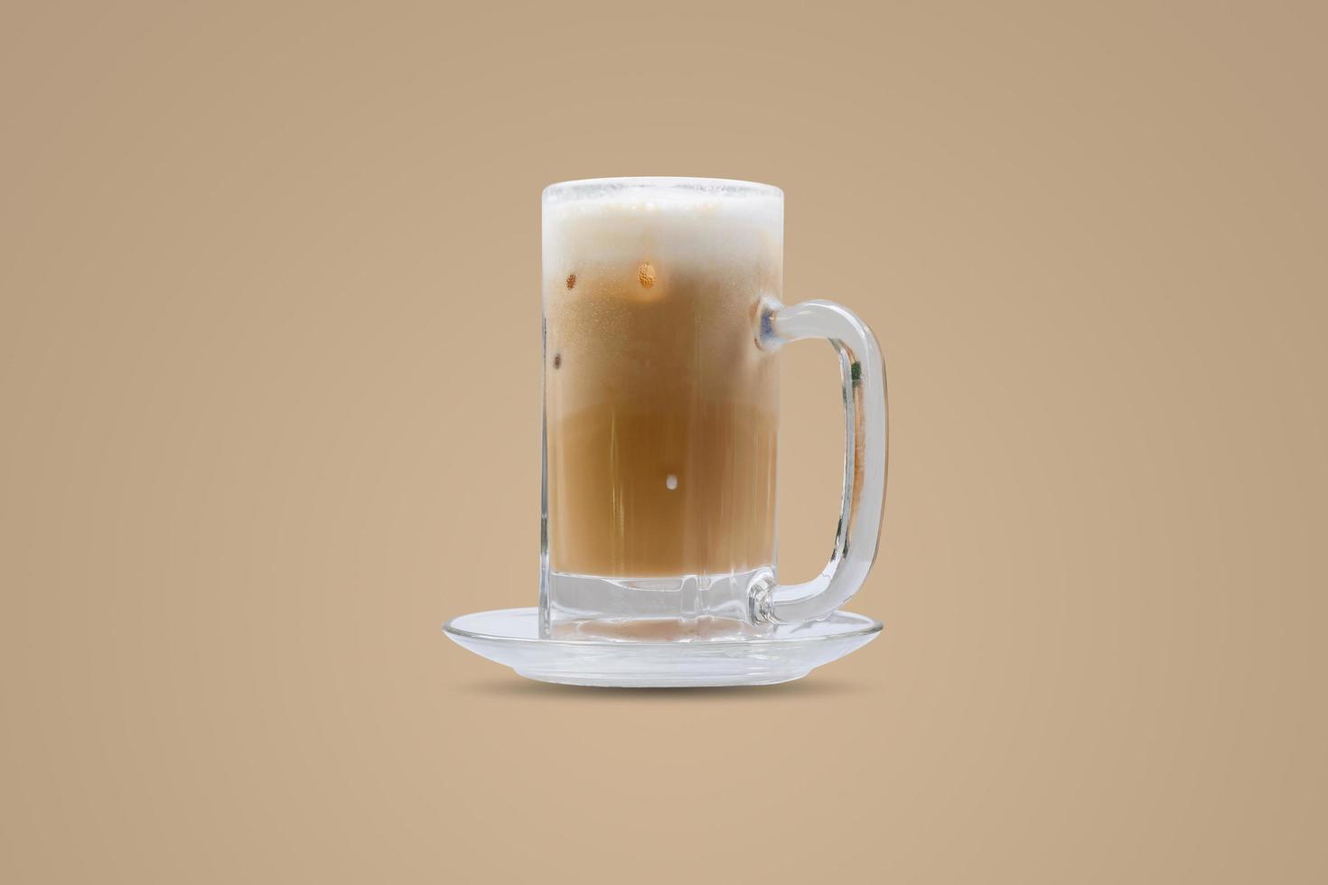 caffè freddo con ghiaccio in un bicchiere su sfondo di colore bianco foto