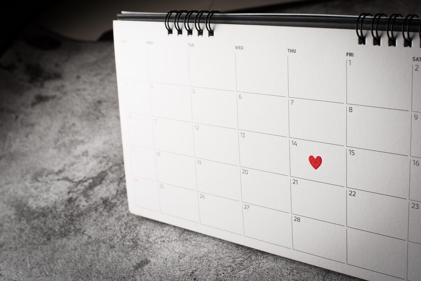 cuore rosso nel 14 febbraio sul calendario, concetto di san valentino. foto