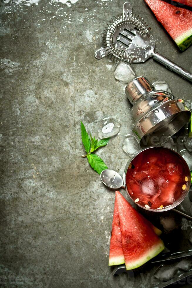anguria cocktail con menta e ghiaccio nel un' shaker. foto