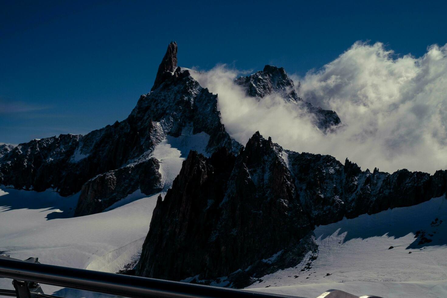 paesaggi di il mont blanc montagna gamma nel Courmayeur nel il aosta valle nel luglio 2023 foto