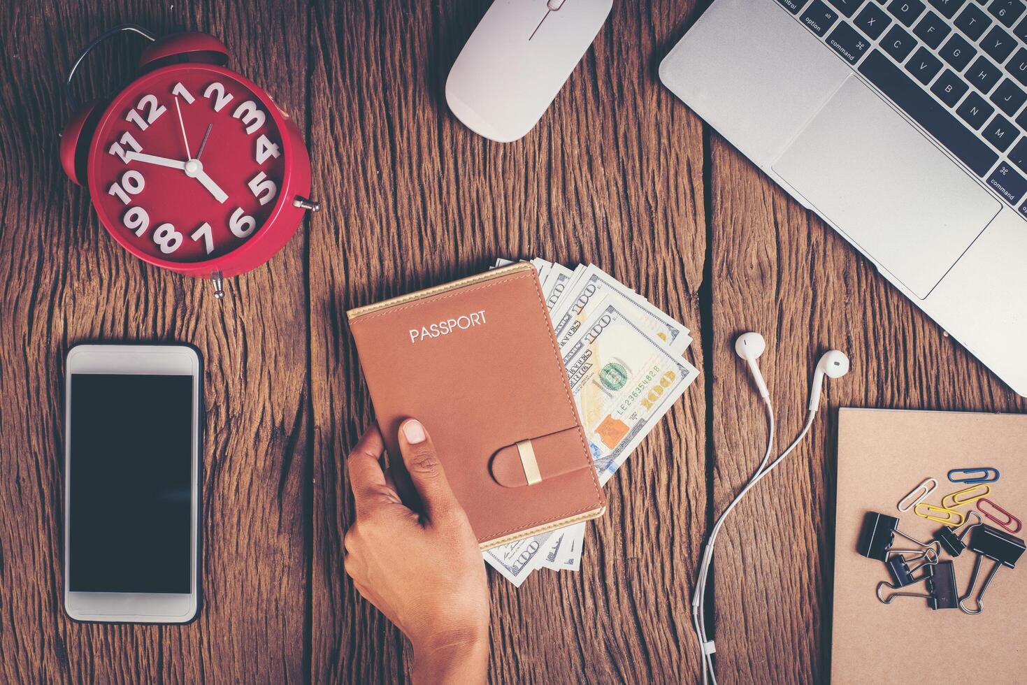 passaporto vista dall'alto con soldi sull'area di lavoro, concetto di turismo. foto