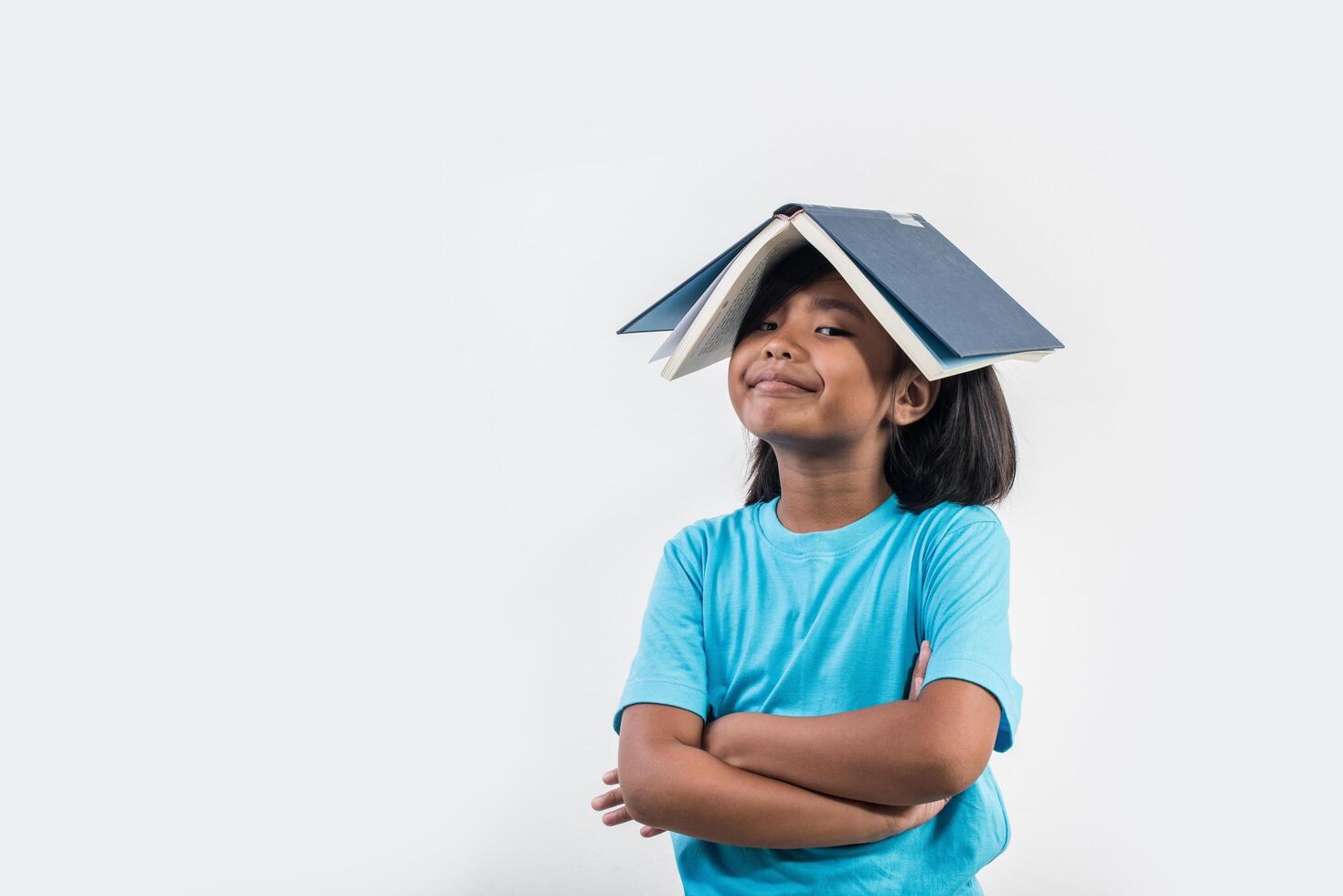 libro di lettura della bambina nel colpo dello studio. foto