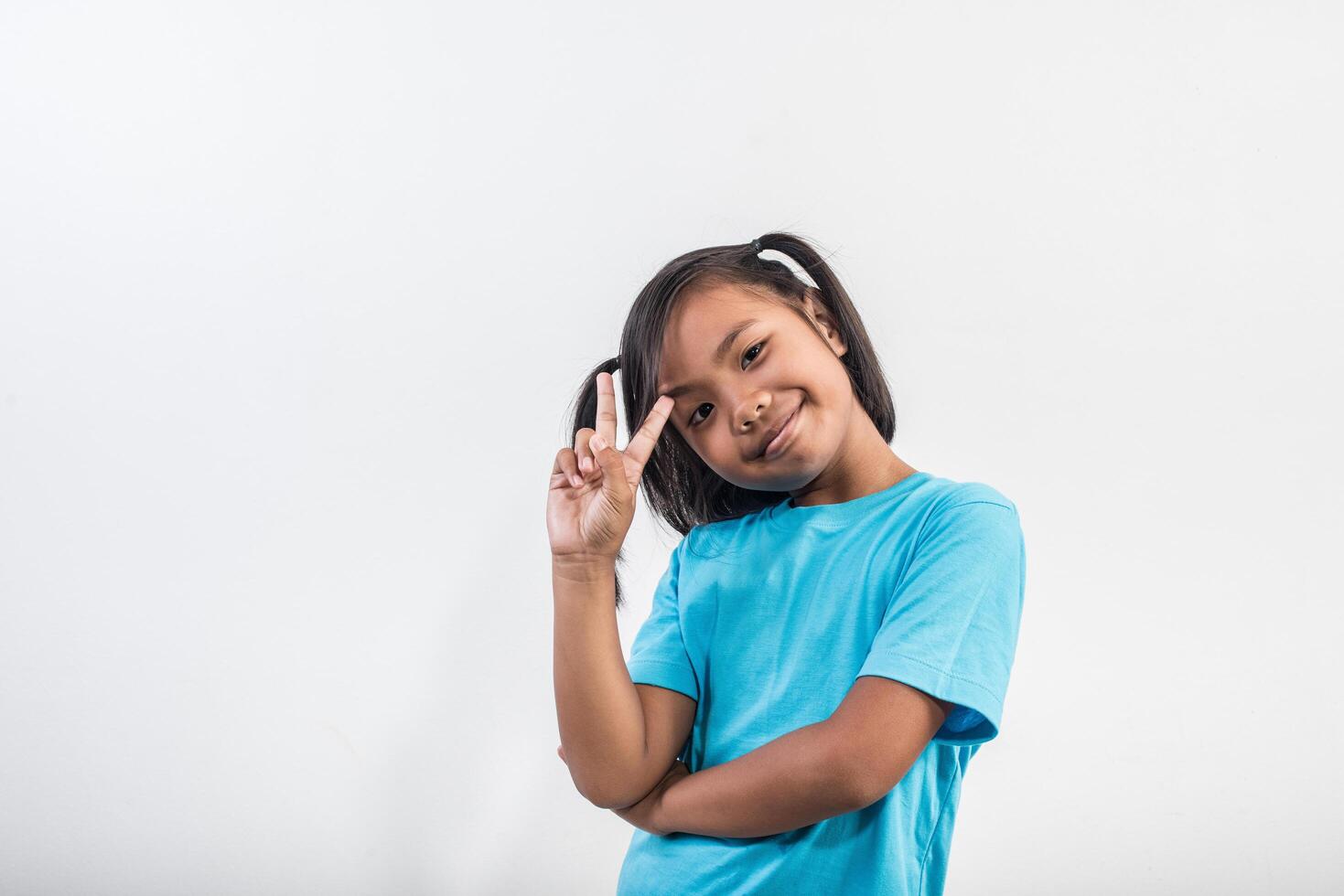 ritratto di bambina divertente che agisce in studio shot. foto