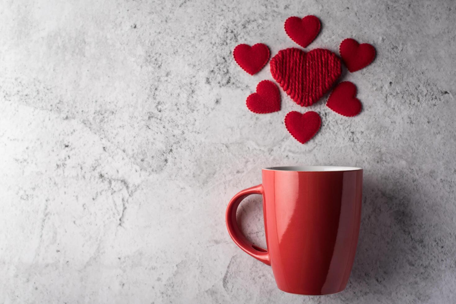 tazza rossa con cuore, concetto di san valentino foto