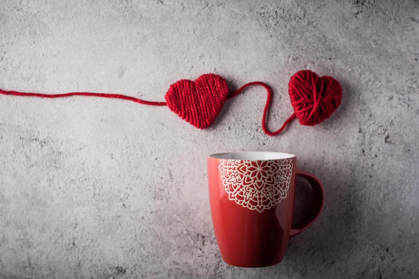 tazza rossa con cuore, concetto di san valentino foto