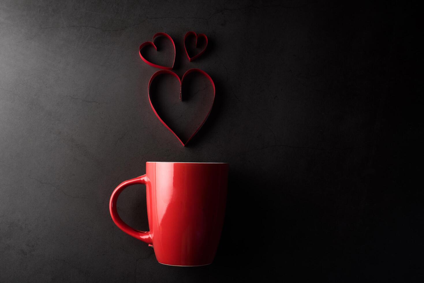 tazza rossa con cuore, concetto di san valentino foto