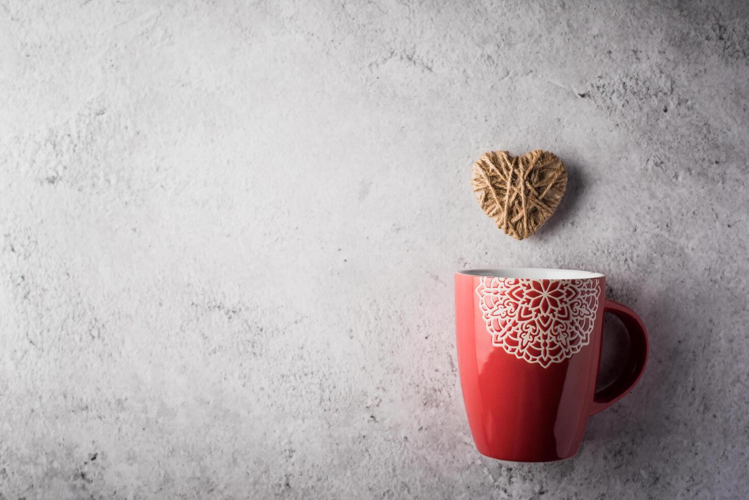 tazza rossa con cuore, concetto di san valentino foto