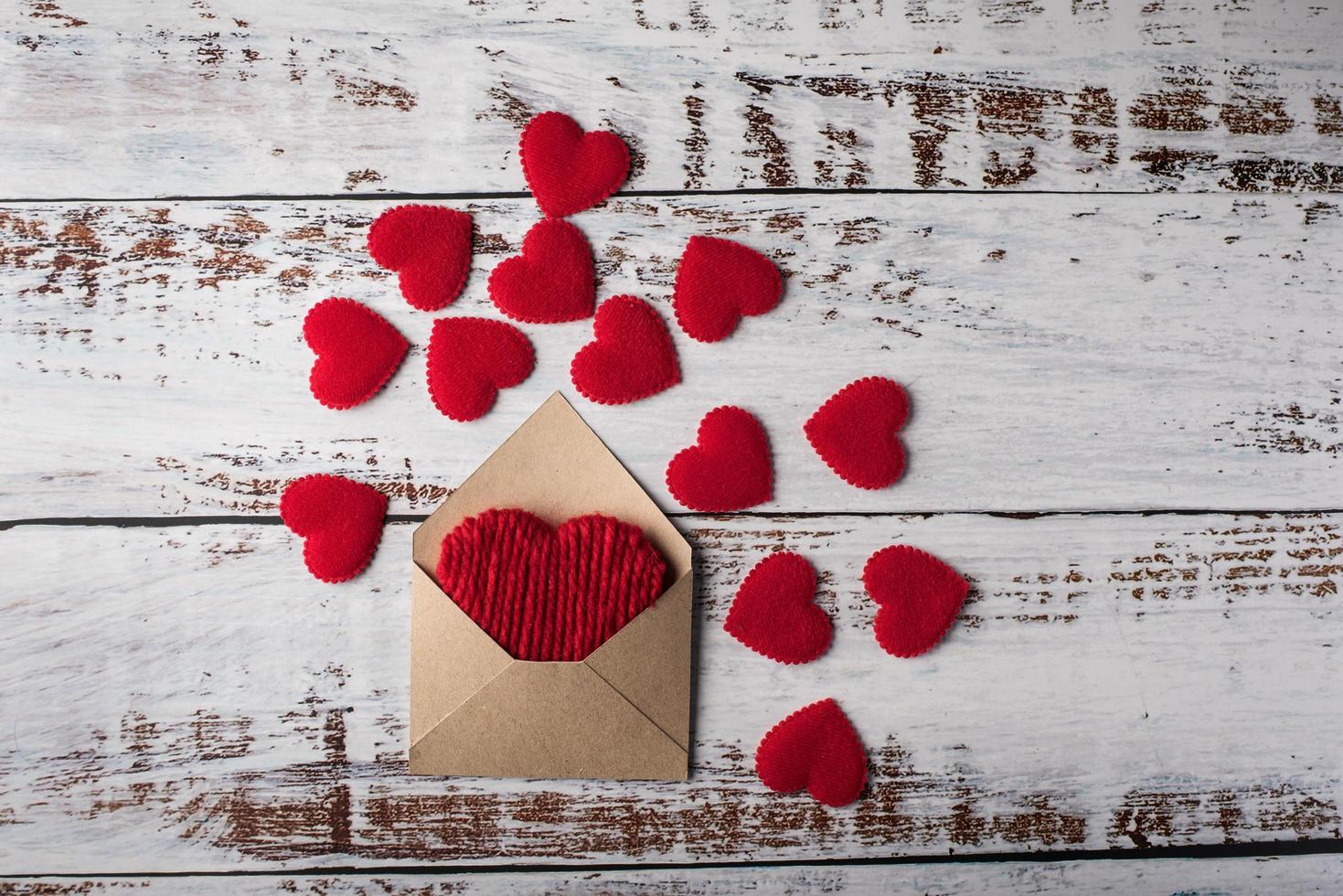 lettera vuota su uno sfondo di legno, concetto di san valentino foto