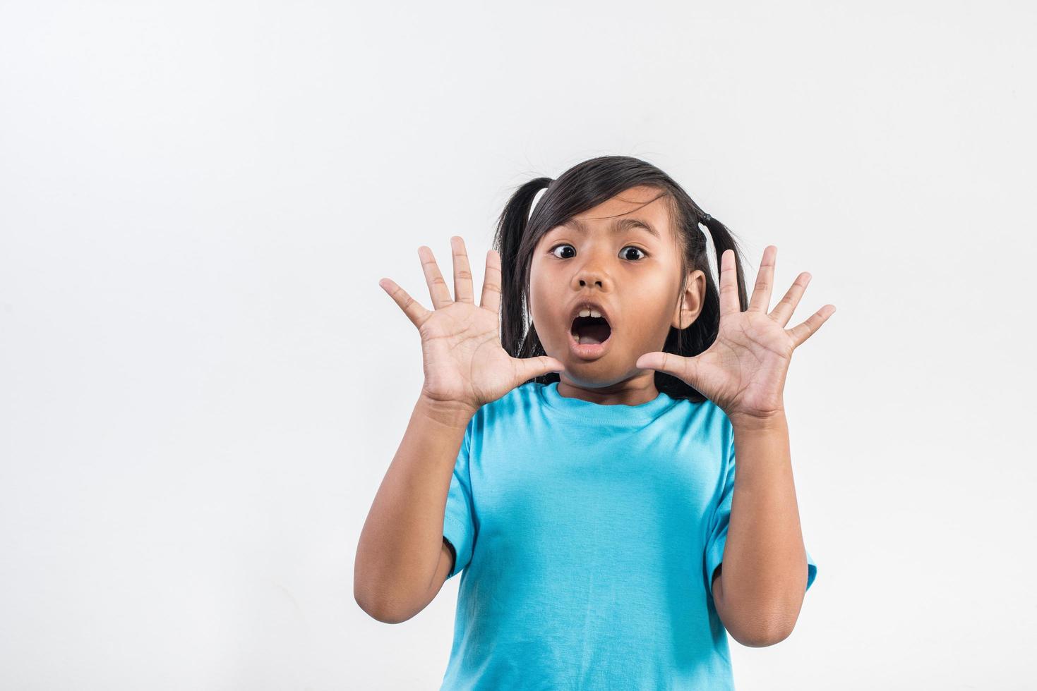 bambina che recita gridare in studio shot foto