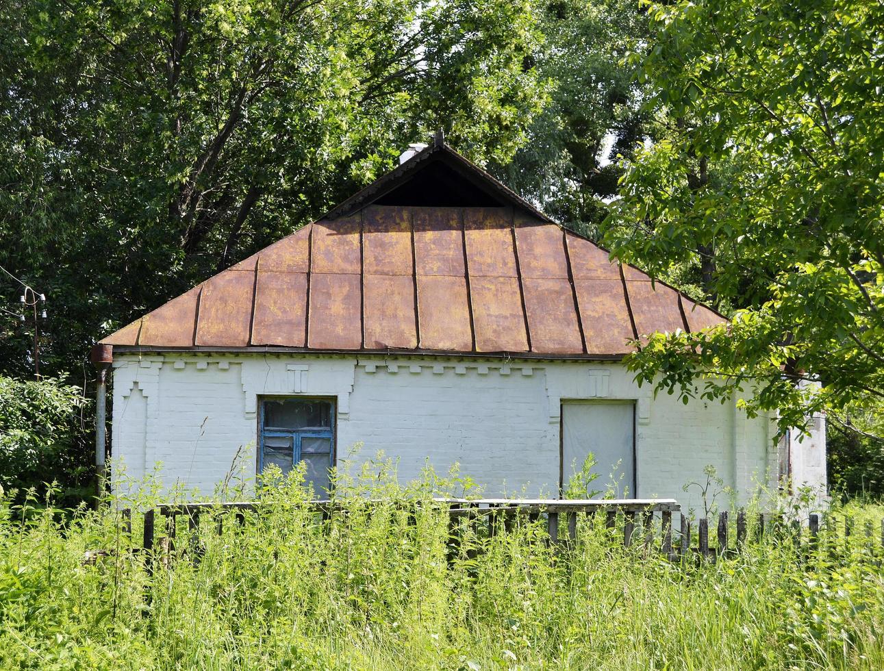 bellissimo vecchio edificio abbandonato fattoria in campagna foto