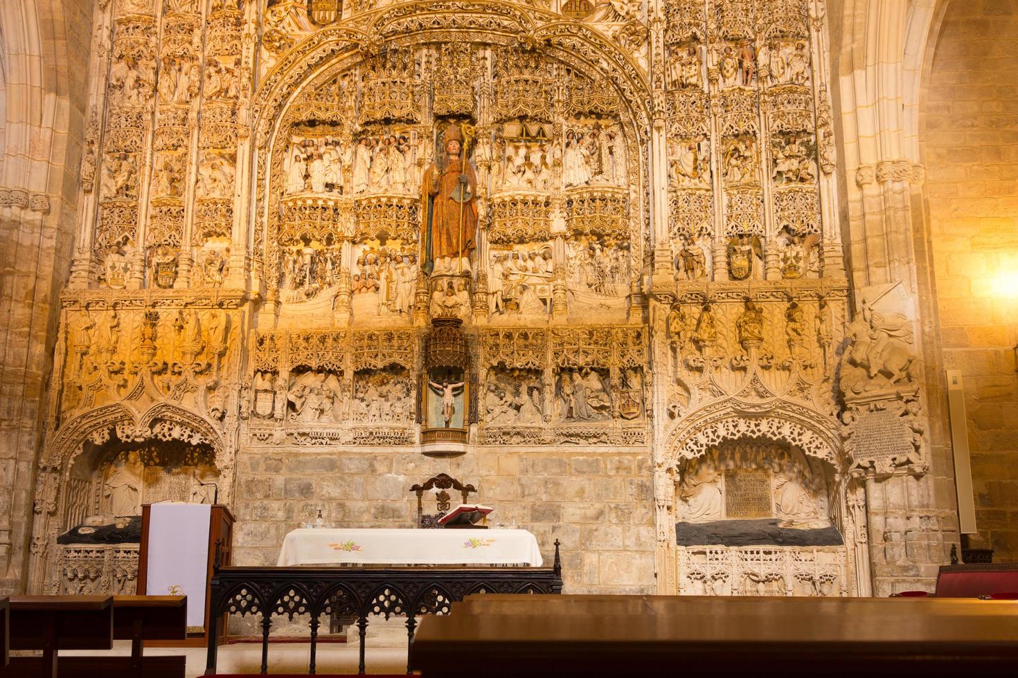 burgos, spagna, 2021 - pala d'altare in marmo barocco in una chiesa di burgos foto