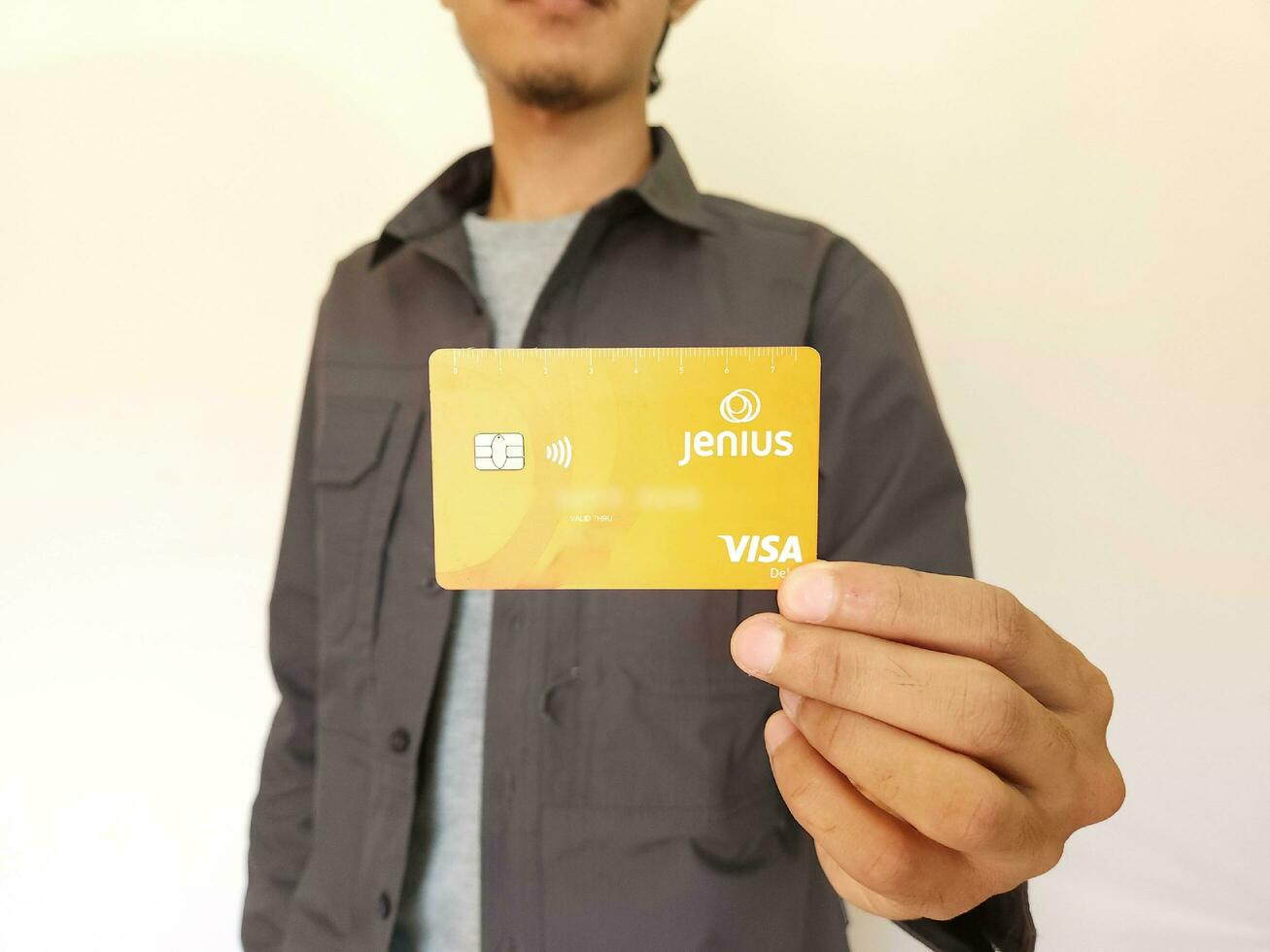 uomo mostrando genio carta, digitale bancario, addebito carte foto