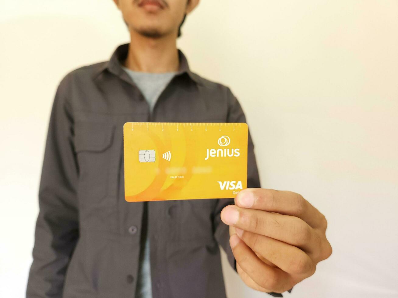 uomo mostrando genio carta, digitale bancario, addebito carte foto