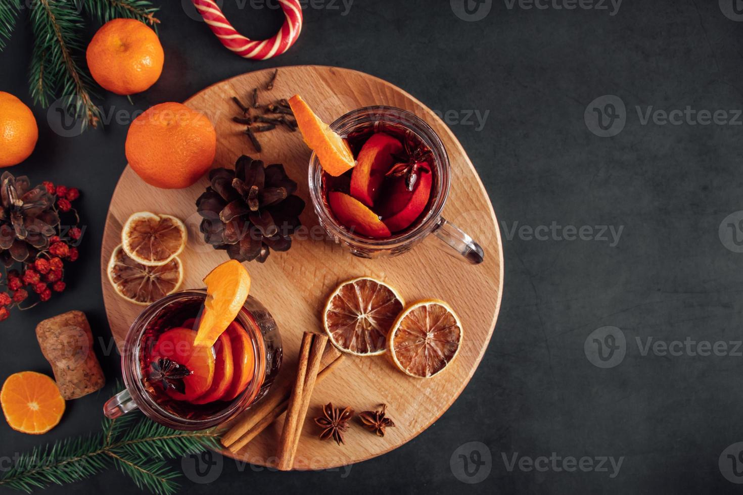 vin brulé caldo. bevanda calda invernale con spezie e frutta foto