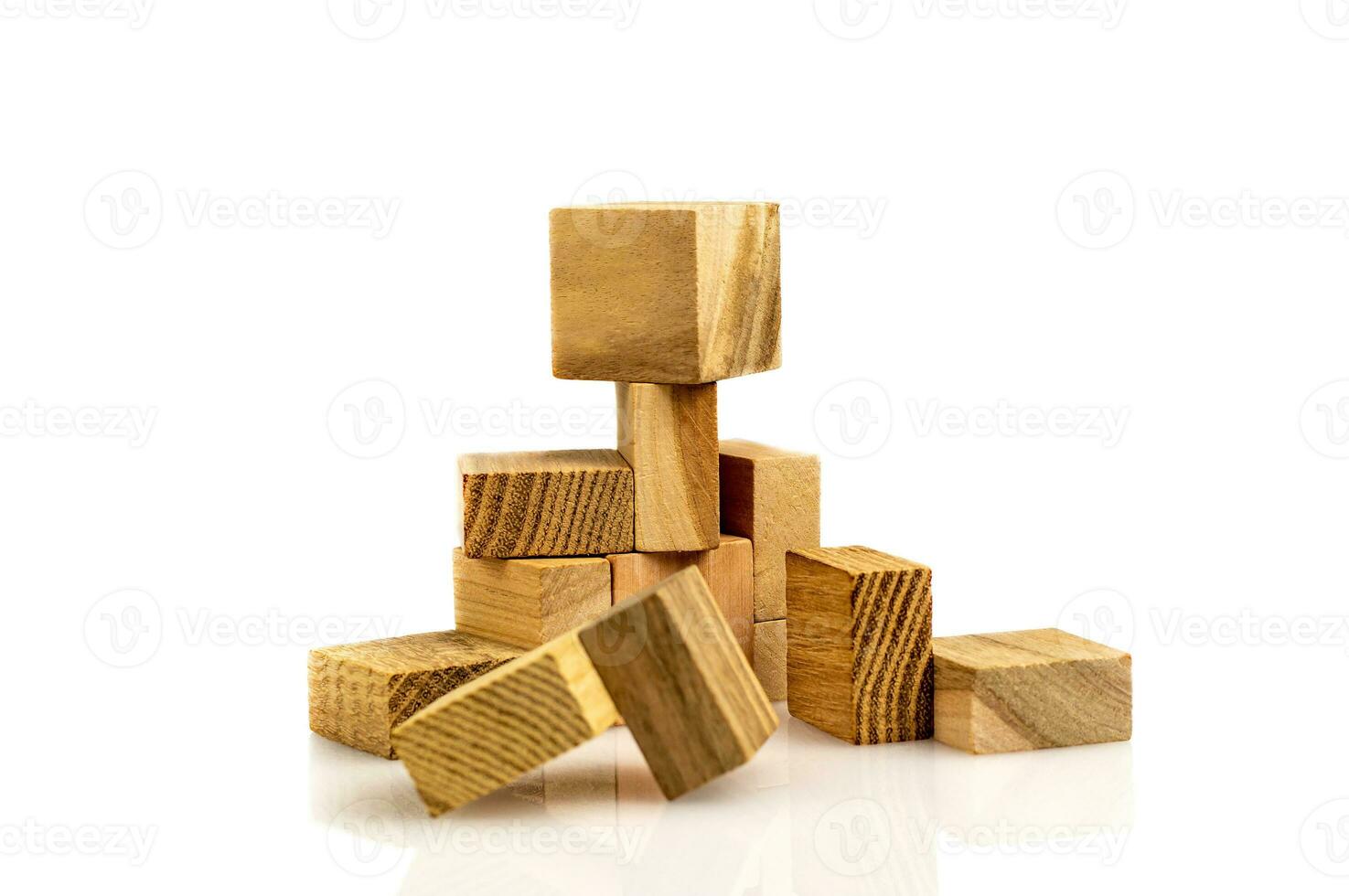 di legno cervello piramide. di legno puzzle fatto su di parti isolato su un' bianca sfondo. attività commerciale successo concetto. disposizione per presentazione. foto