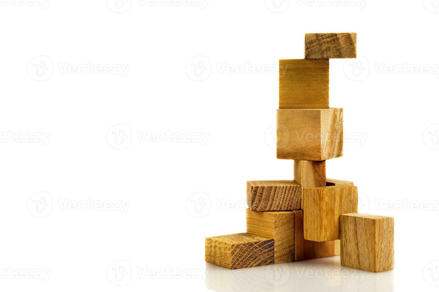 di legno cervello piramide. di legno puzzle fatto su di parti isolato su un' bianca sfondo. attività commerciale successo concetto. disposizione per presentazione. foto