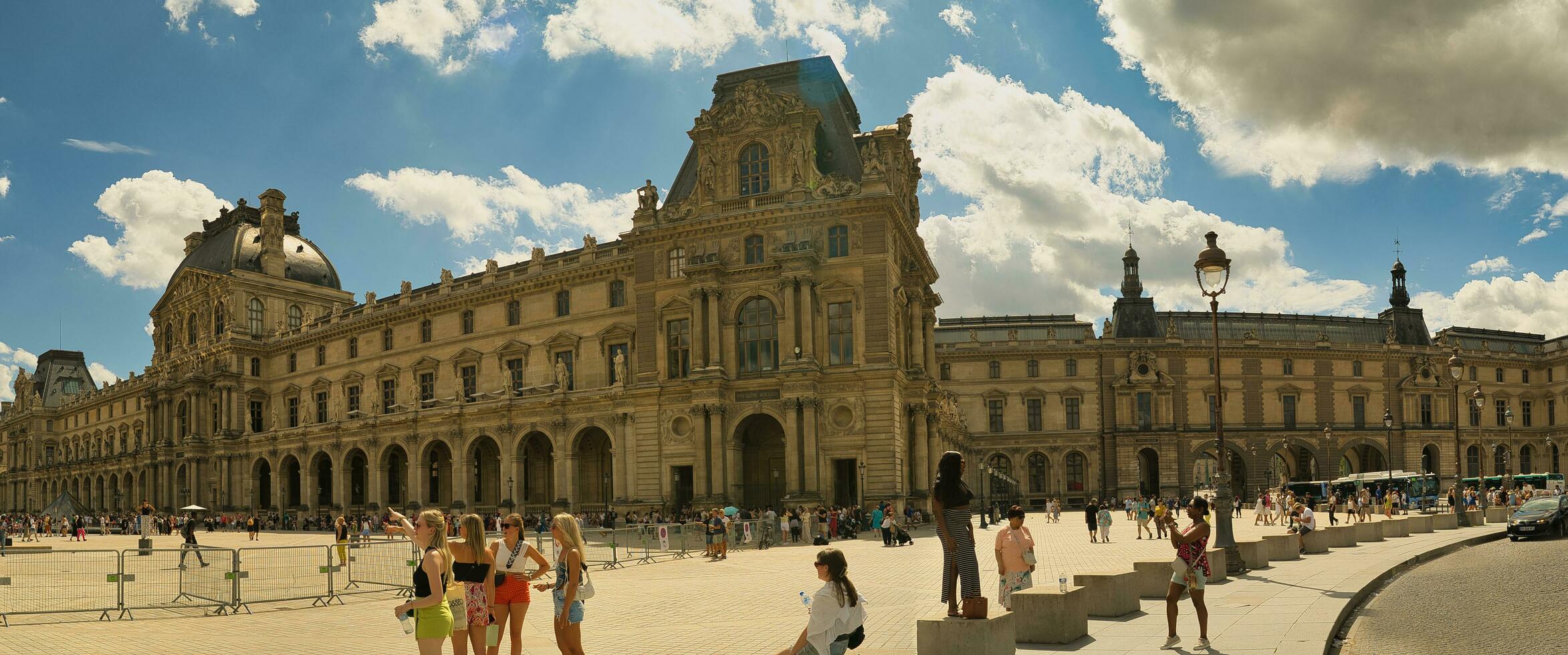 Francia, Parigi 20.08.2023, persiana di ventilazione Museo, è un' nazionale arte Museo, casa per alcuni di il maggior parte canonico lavori di occidentale arte, Compreso il mona lisa e il Venere de milo foto