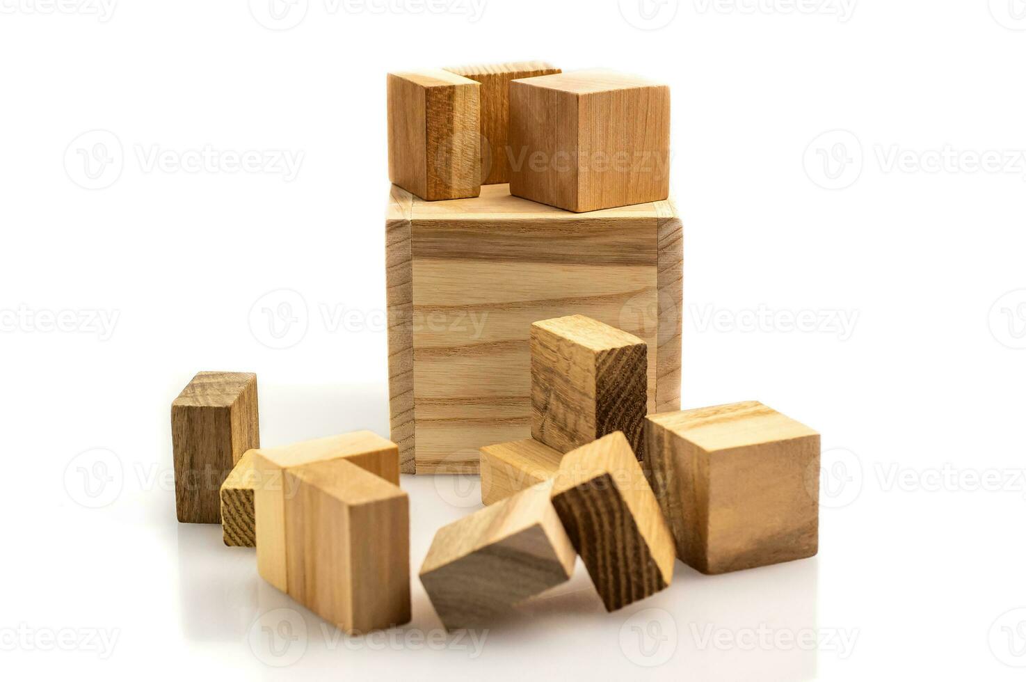 di legno cervello cubo. di legno puzzle fatto su di parti isolato su un' bianca sfondo. attività commerciale successo concetto. disposizione per presentazione. foto