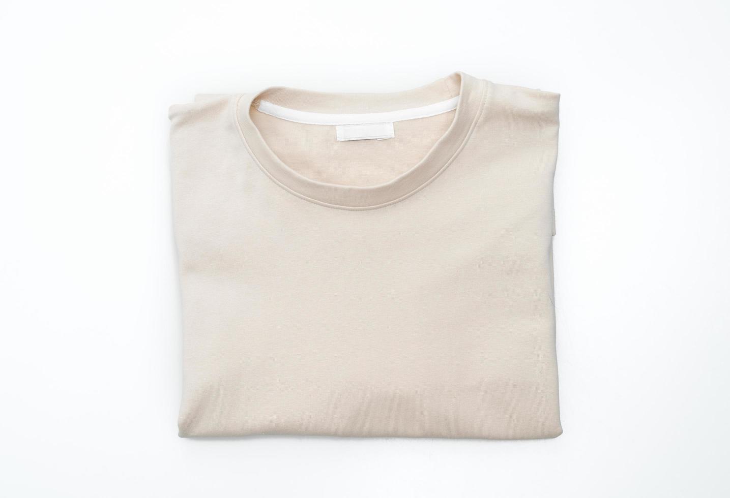 t-shirt piegata isolata su sfondo bianco foto