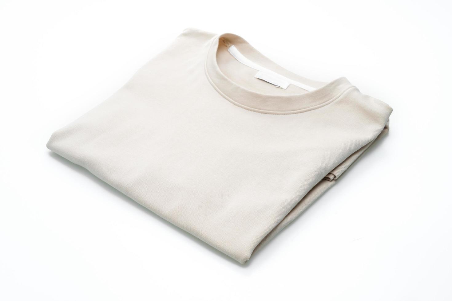 t-shirt piegata isolata su sfondo bianco foto