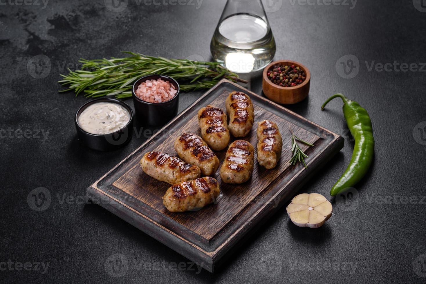 salsiccia alla griglia con aggiunta di erbe e verdure foto