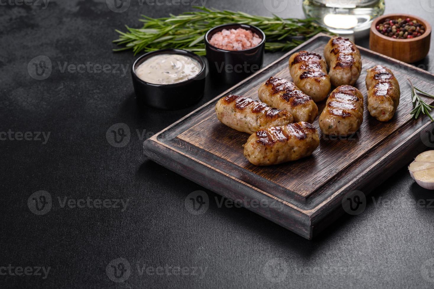 salsiccia alla griglia con aggiunta di erbe e verdure foto