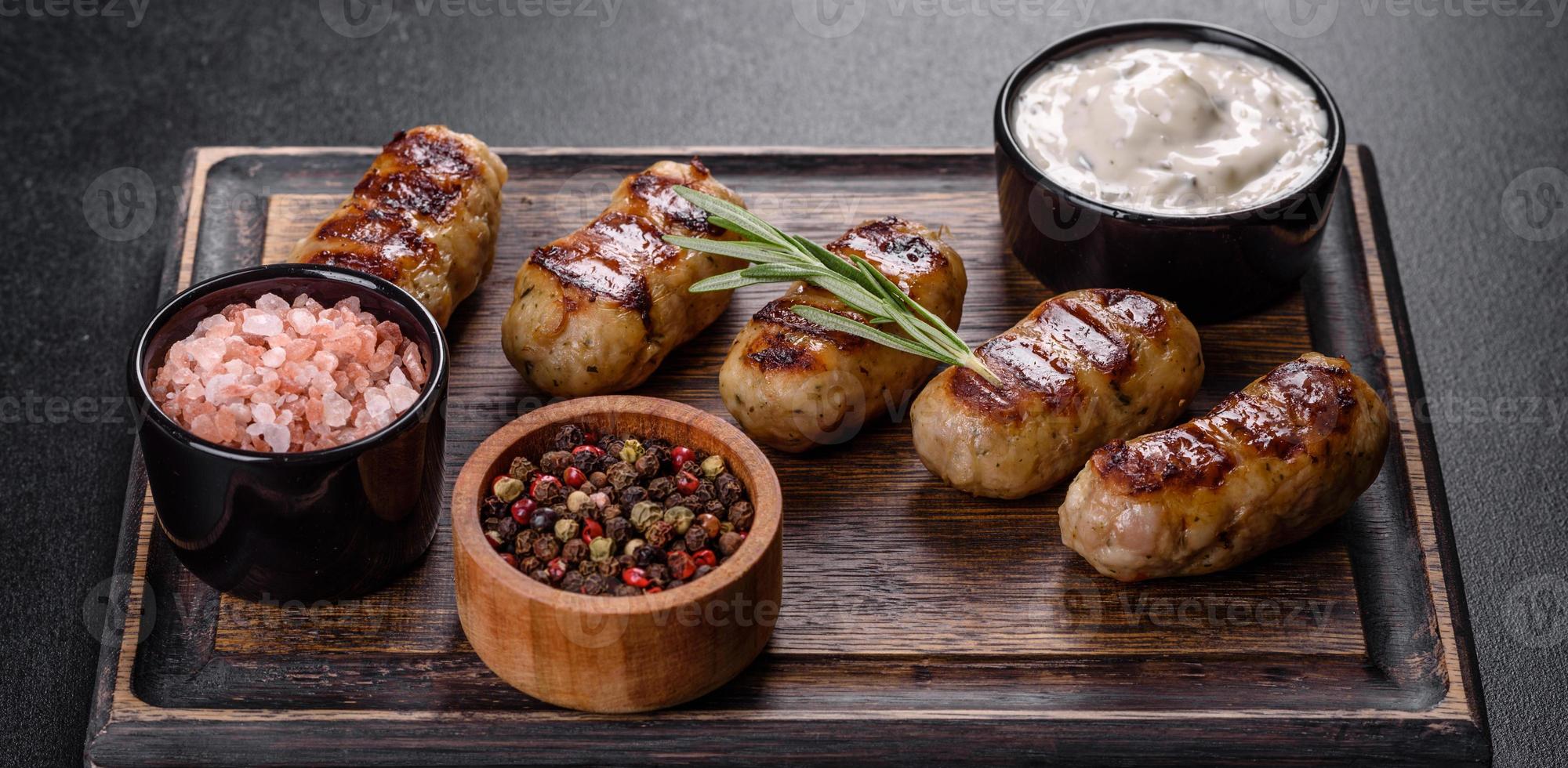 salsiccia alla griglia con aggiunta di erbe e verdure foto