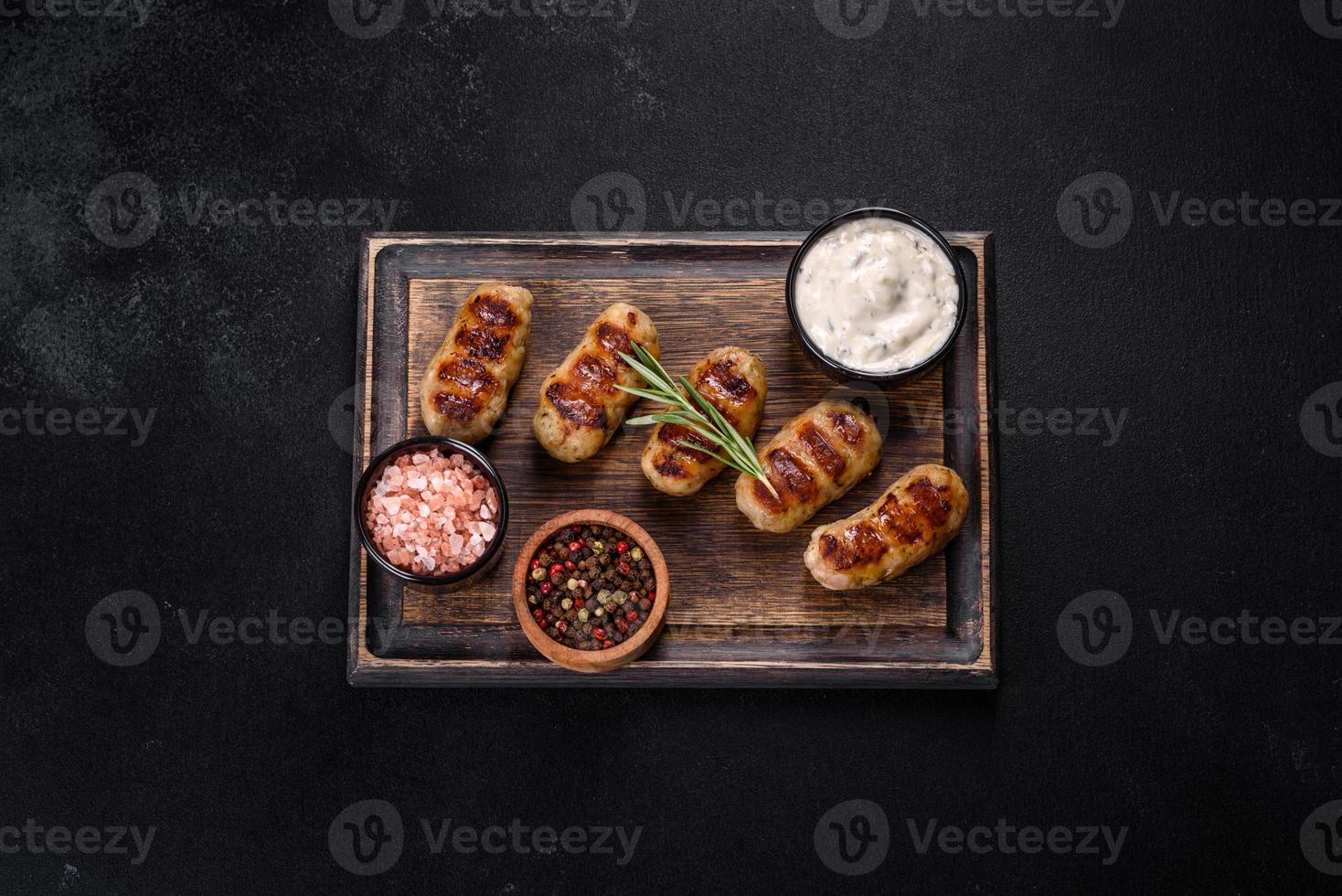 salsiccia alla griglia con aggiunta di erbe e verdure foto