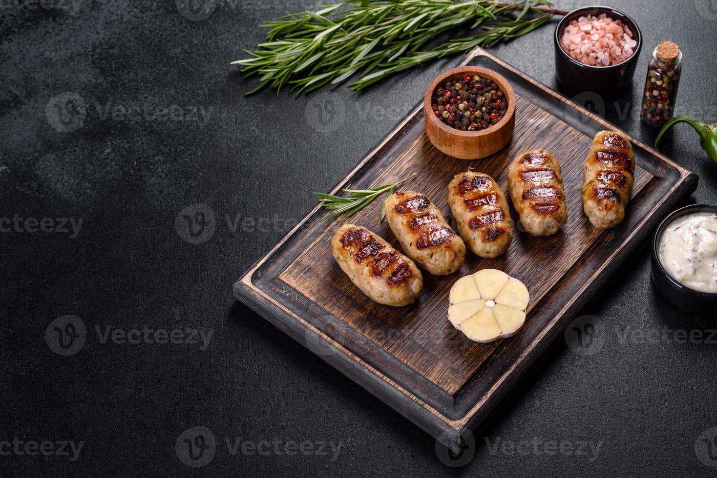 salsiccia alla griglia con aggiunta di erbe e verdure foto