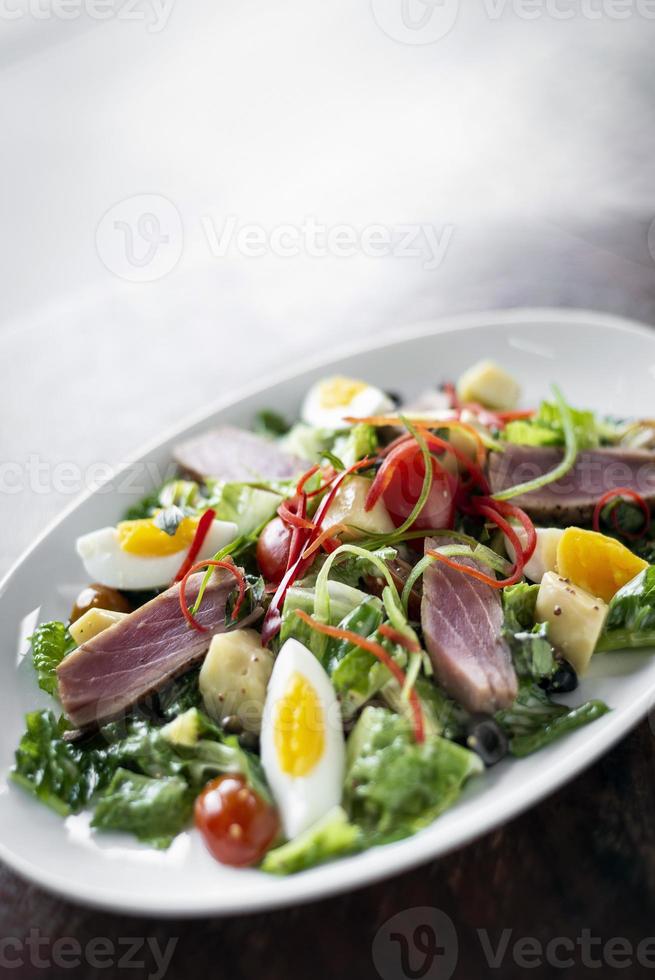 crudo di tonno scottato e insalata di verdure miste con salsa alla senape foto