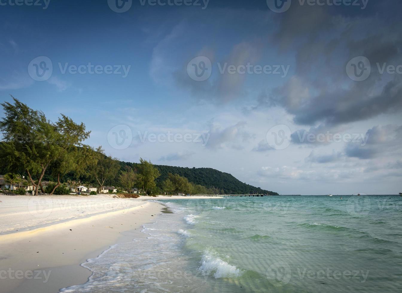 lunga spiaggia nel paradiso tropicale isola di Koh Rong vicino a Sihanoukville Cambogia foto