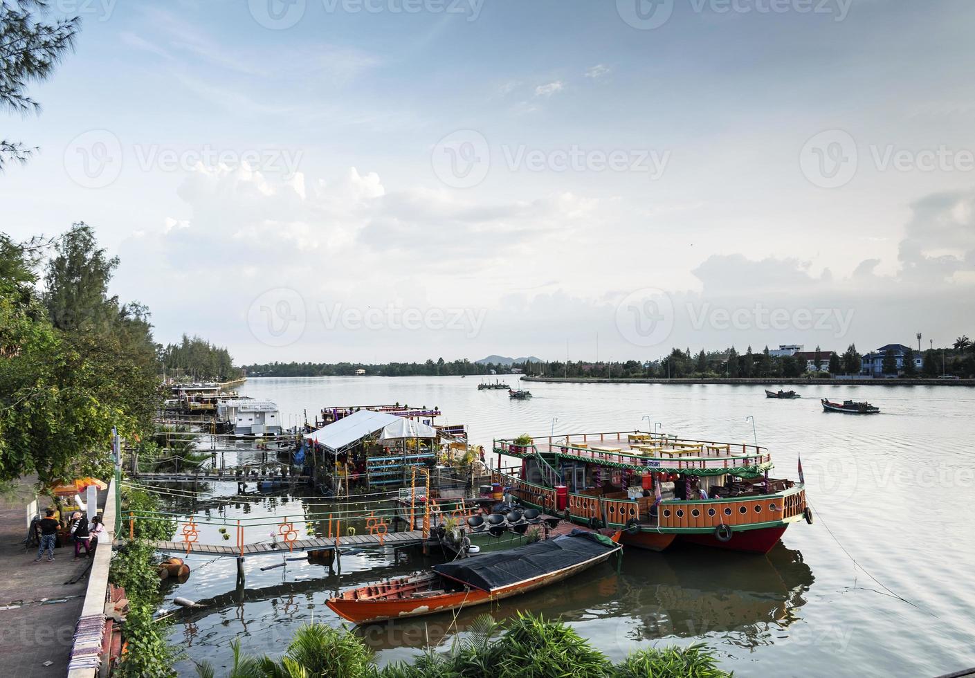 Ristorante turistico barche e paesaggio in riva al fiume nella città centrale di Kampot Cambogia foto