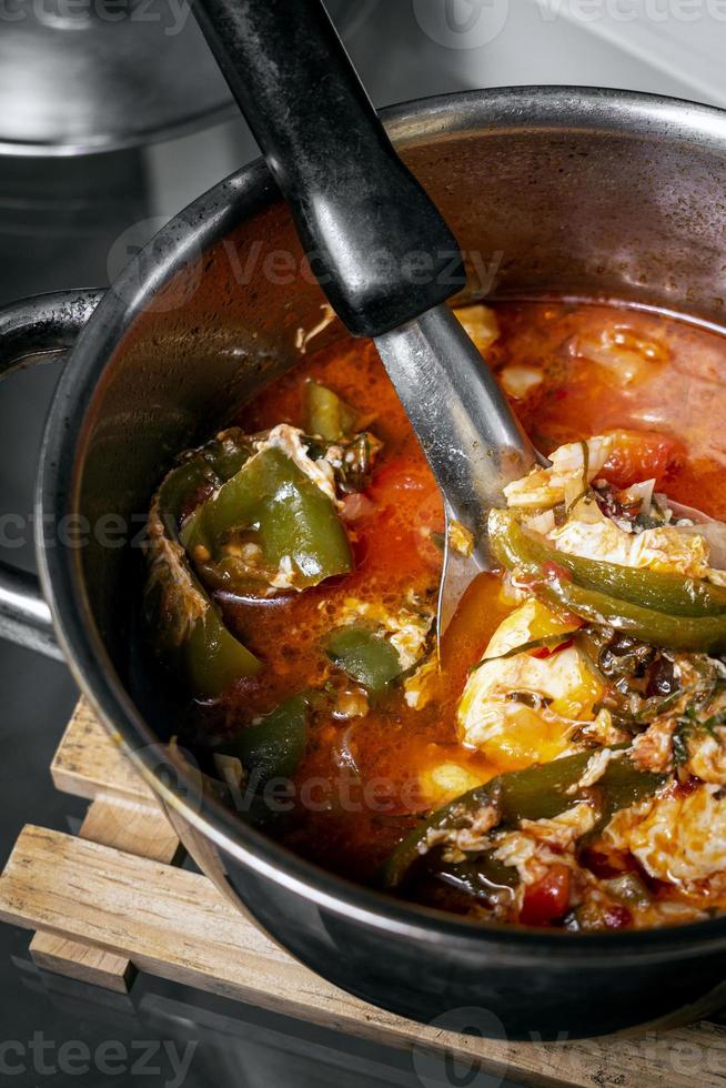stufato di zuppa di verdure e uova piccanti tradizionali a madeira portogallo foto