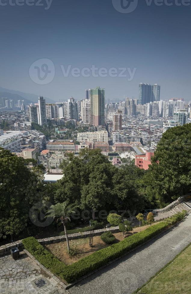vista dello skyline urbano dalla fortezza di guia con blocchi a torre nella città centrale di macao cina foto