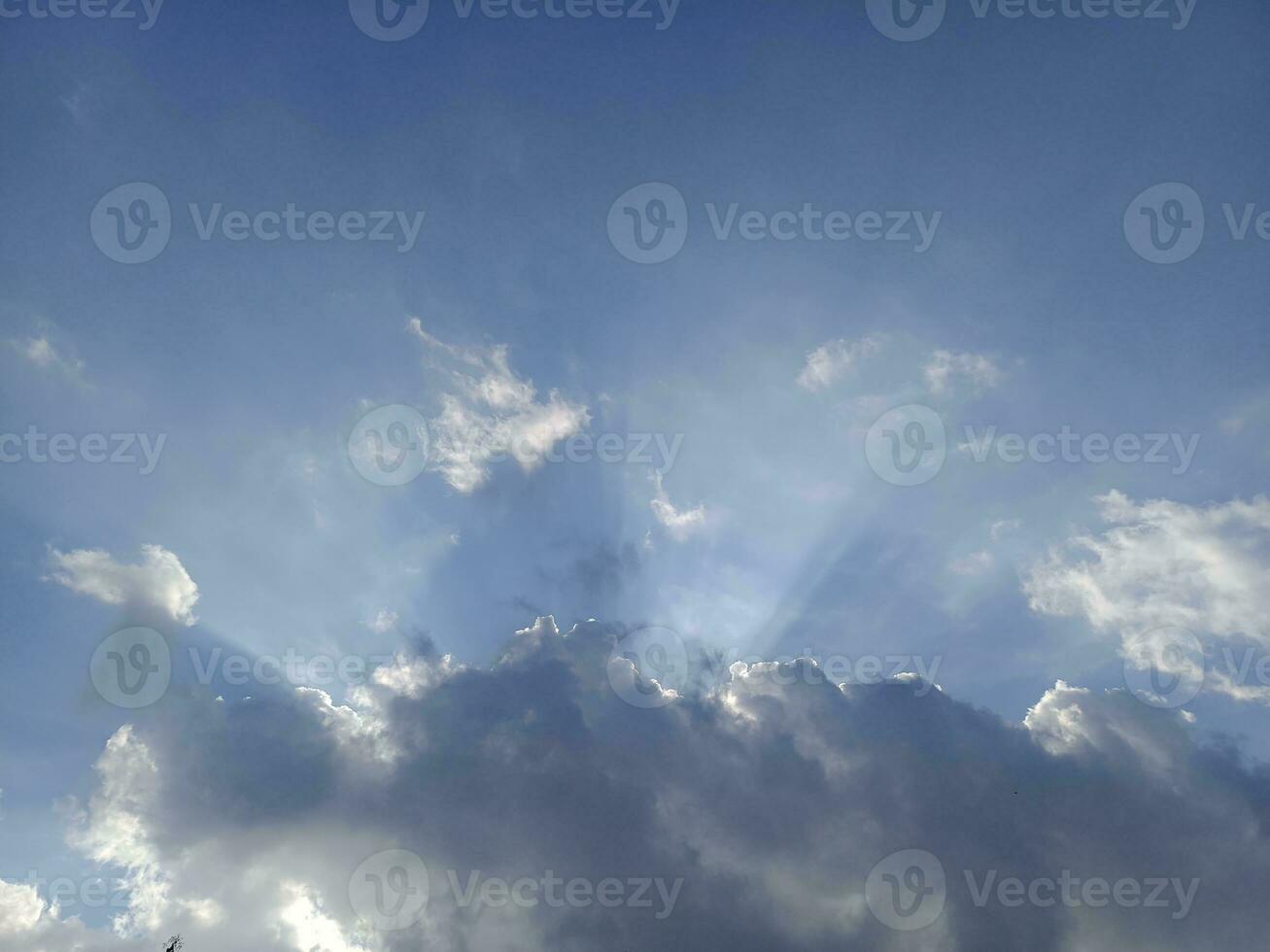 il cielo arriva vivo con nuvole e un' radiante sole tenda foto