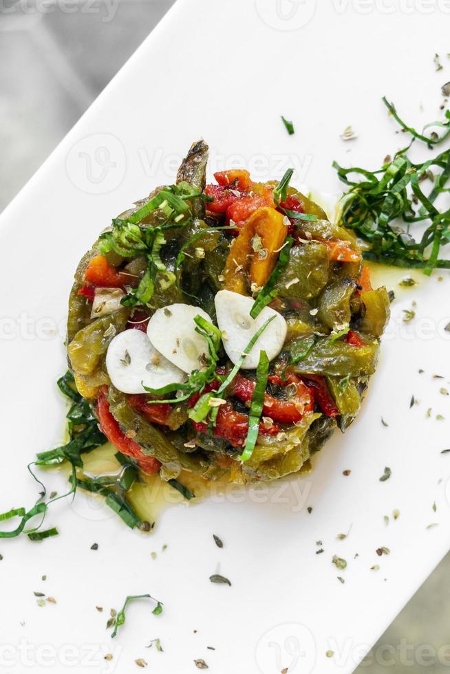 arrosto portoghese peperoni organici e aglio tapas mediterranee insalata nel ristorante di Lisbona foto