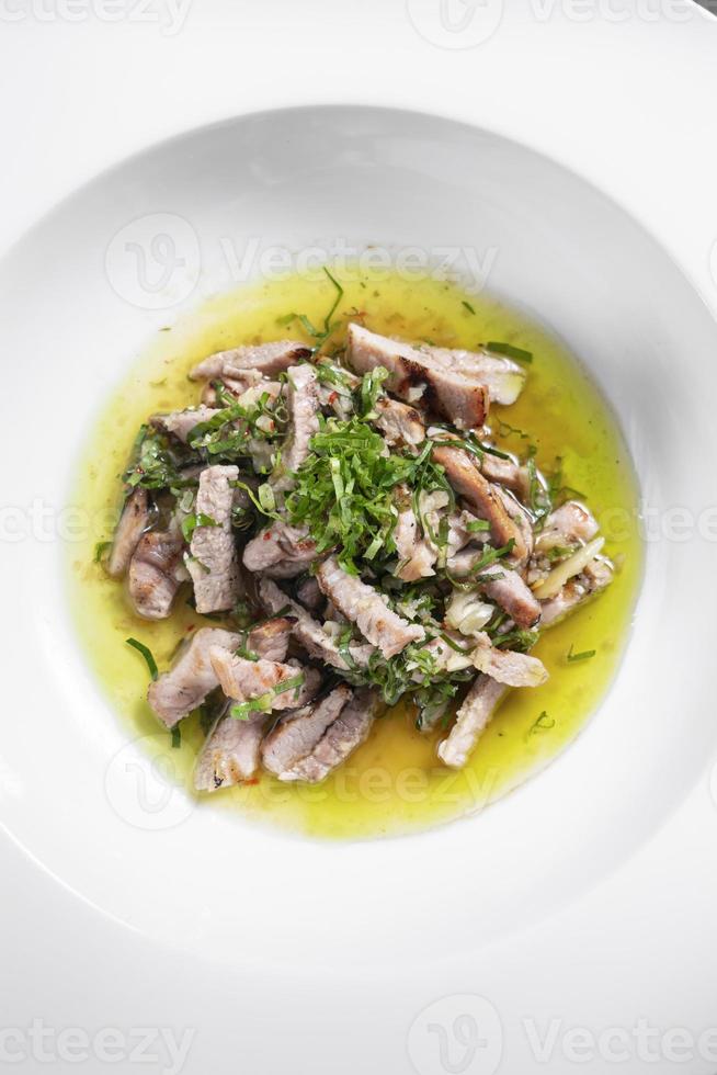 maiale marinato con aglio e coriandolo salsa all'olio d'oliva piatto gourmet di tapas foto