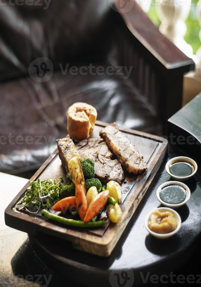 domenica gourmet roast beef tradizionale pasto britannico impostato su un vecchio pub in legno table foto
