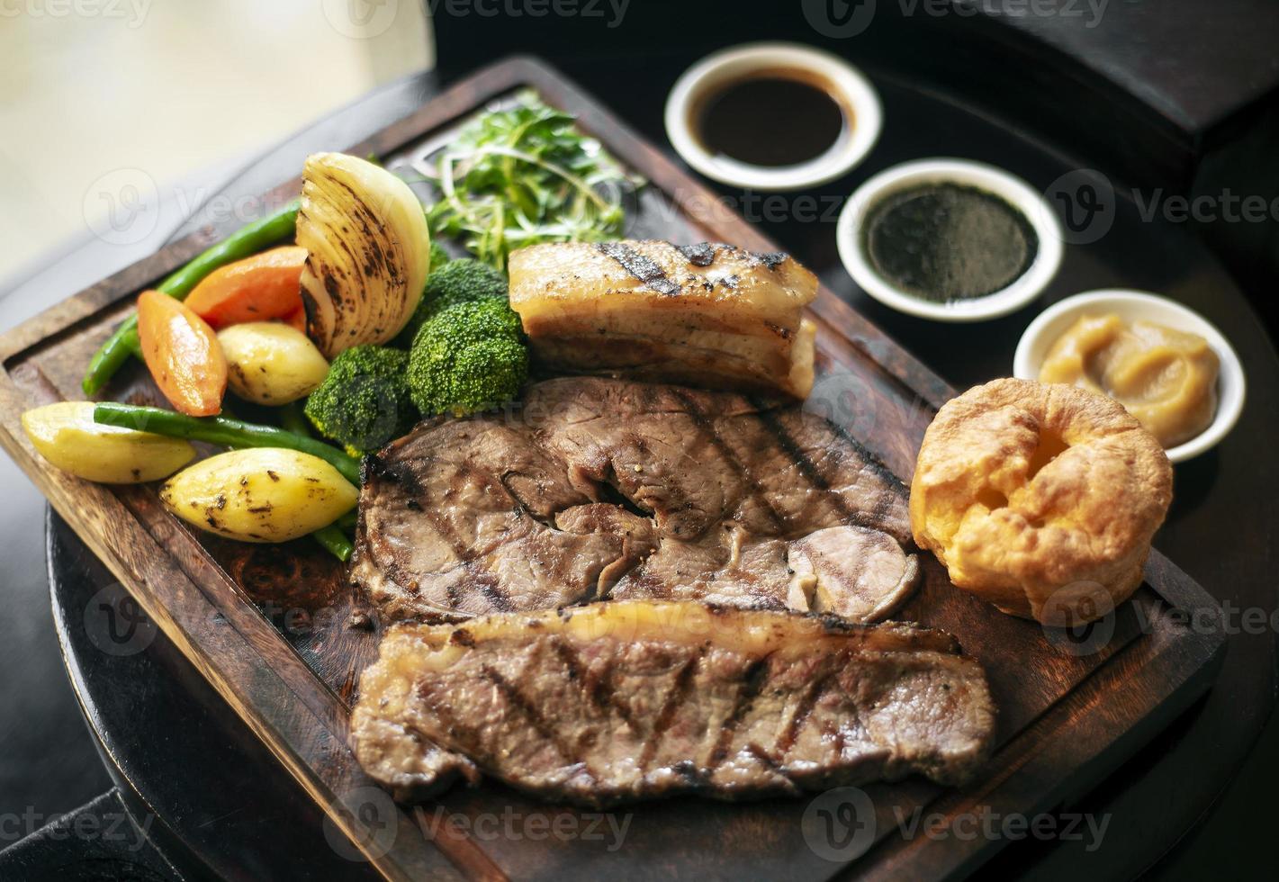 domenica gourmet roast beef tradizionale pasto britannico impostato su un vecchio pub in legno table foto