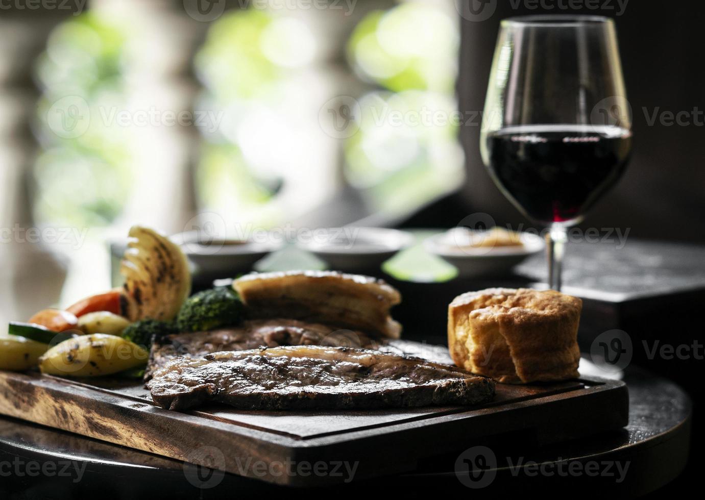 domenica gourmet roast beef tradizionale pasto britannico impostato su un vecchio pub in legno table foto