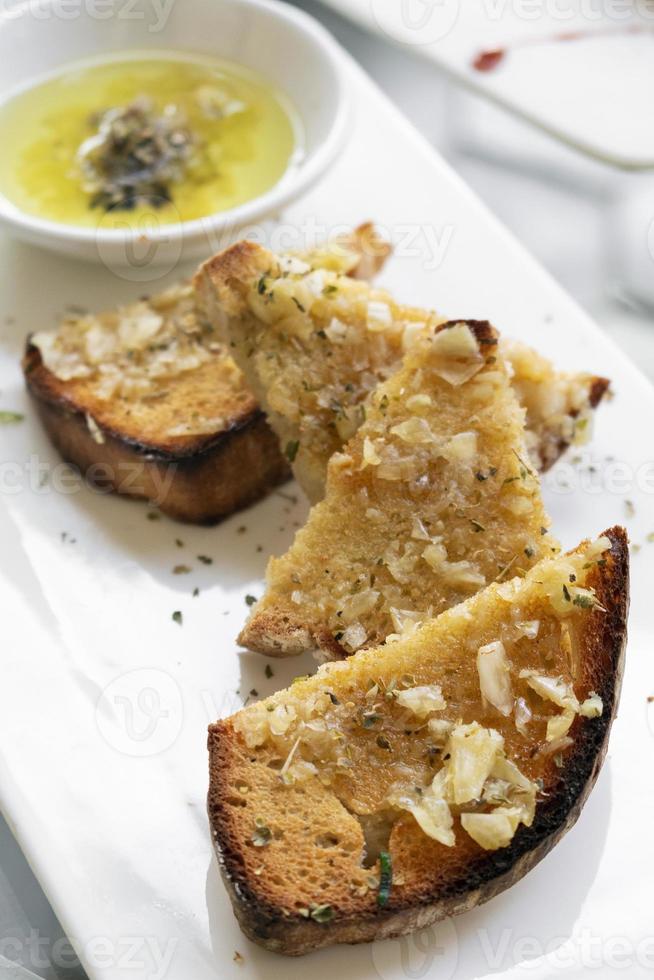 toast tradizionale portoghese con aglio ed erbe aromatiche con tapas di olio d'oliva spuntino foto