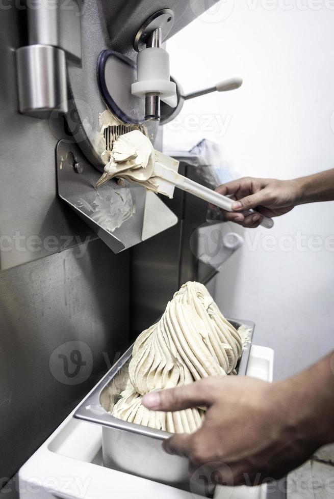 fare il gelato con moderne attrezzature professionali dettagli di preparazione nell'interno della cucina foto