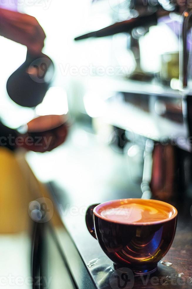 fare il caffè espresso da vicino i dettagli con la moderna macchina da caffè foto