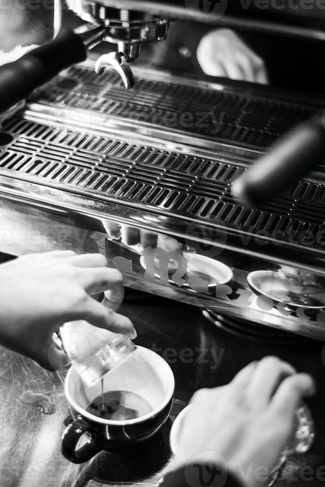 fare il caffè espresso da vicino i dettagli con la moderna macchina da caffè foto