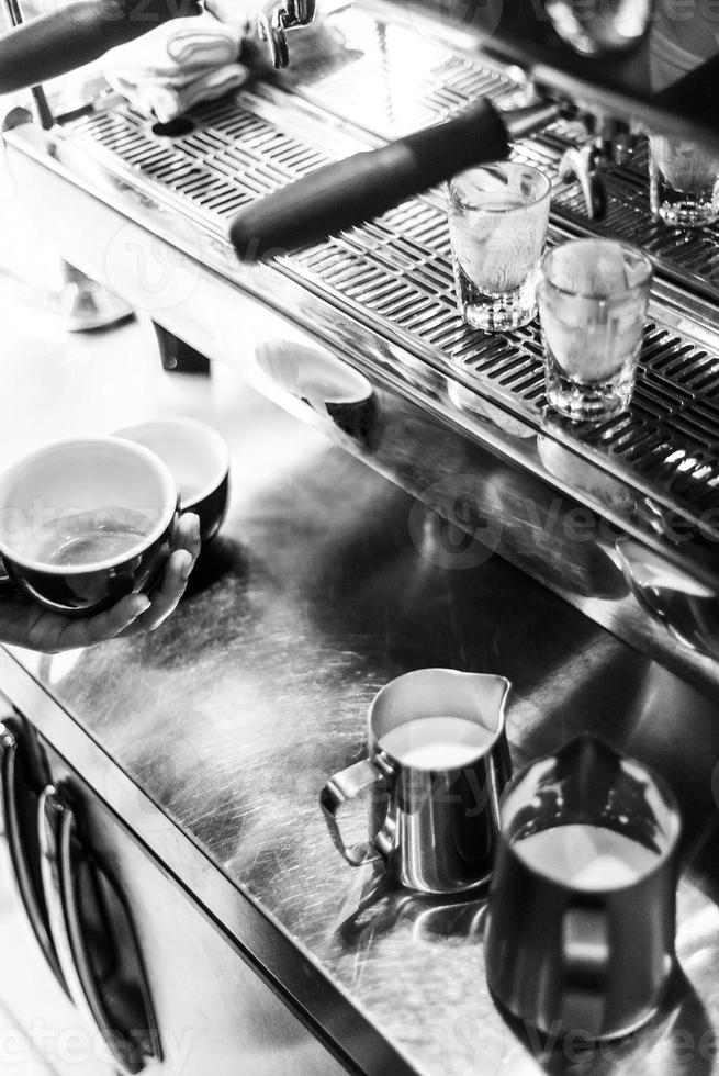 fare il caffè espresso da vicino i dettagli con la moderna macchina da caffè foto